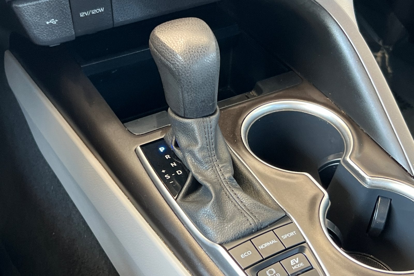 2022 Toyota Camry Hybrid LE