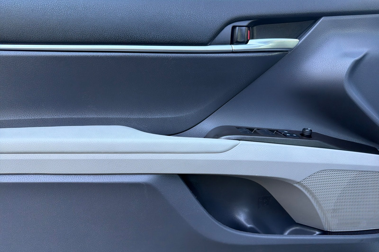 2022 Toyota Camry Hybrid LE