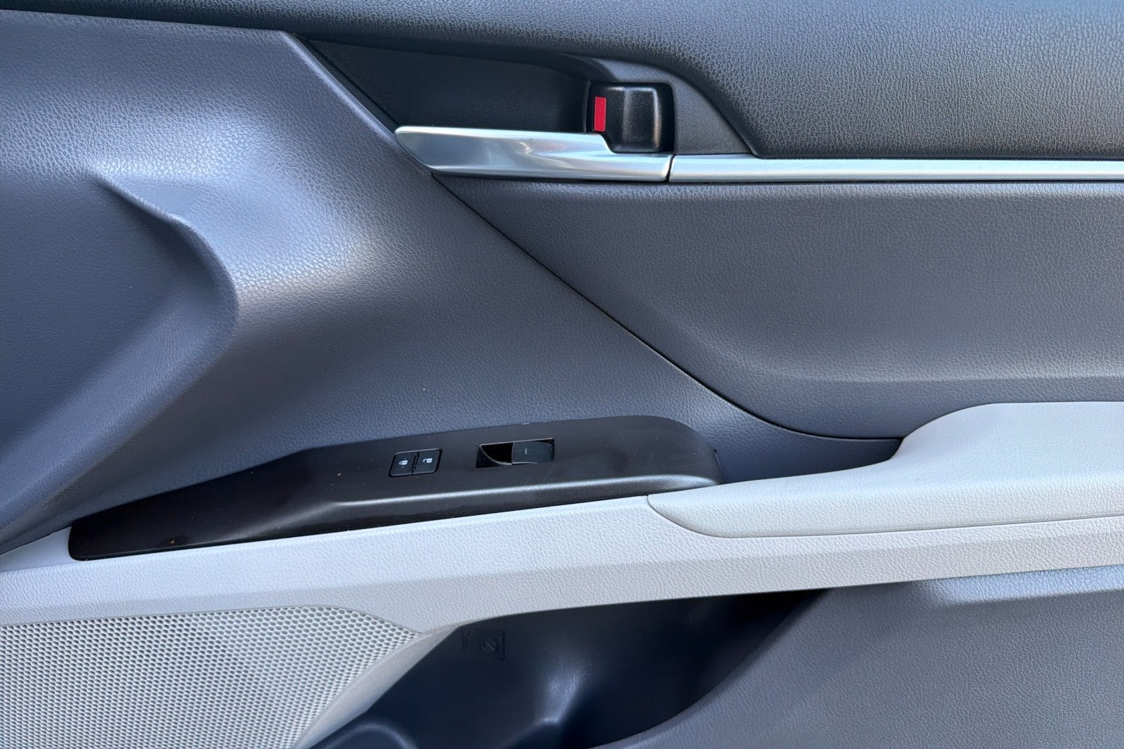 2022 Toyota Camry Hybrid LE