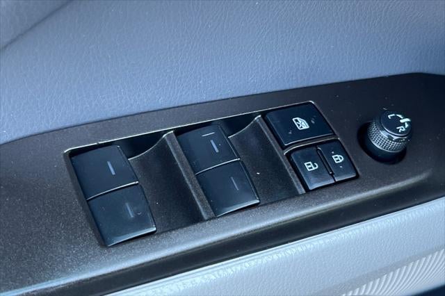 2022 Toyota Camry Hybrid SE