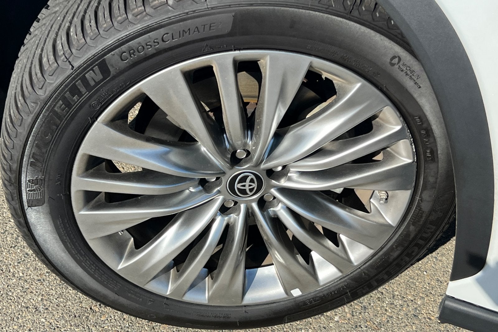 2023 Toyota Highlander Hybrid Platinum
