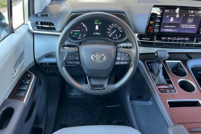 2022 Toyota Sienna LE