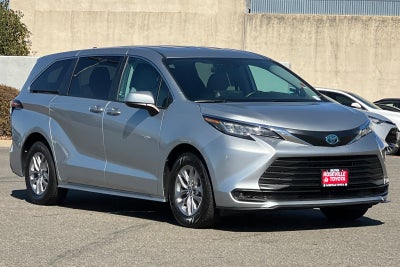 2022 Toyota Sienna LE