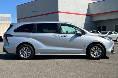 2022 Toyota Sienna LE