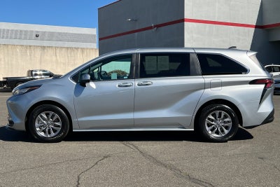 2022 Toyota Sienna LE