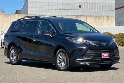 2025 Toyota Sienna LE
