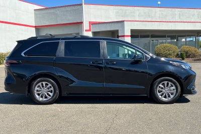 2025 Toyota Sienna LE