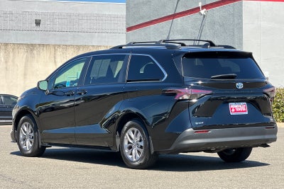 2025 Toyota Sienna LE