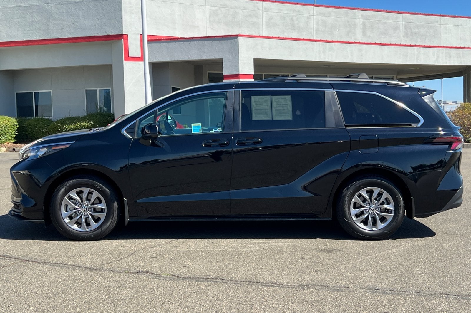 2025 Toyota Sienna LE