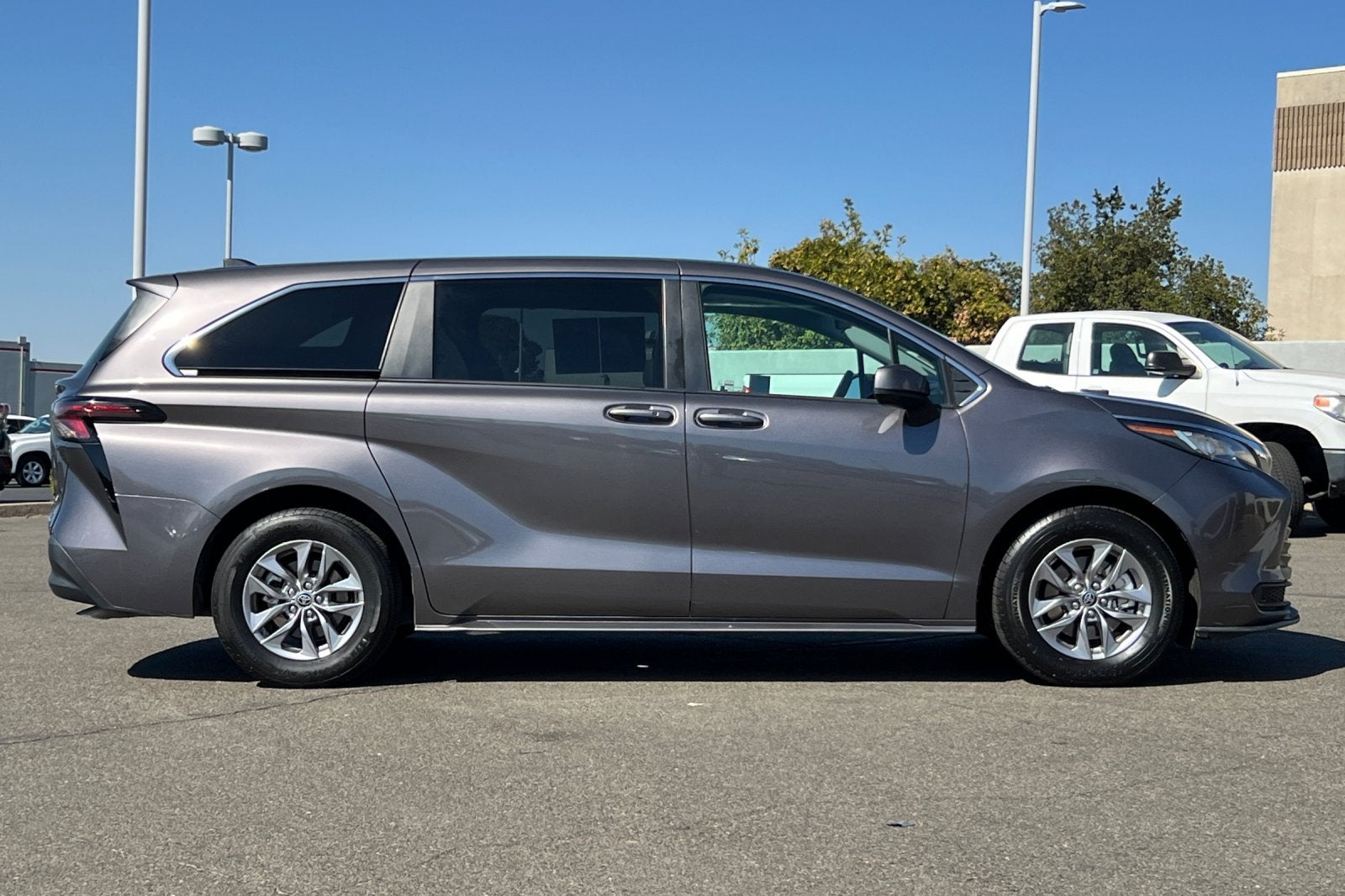 2023 Toyota Sienna LE