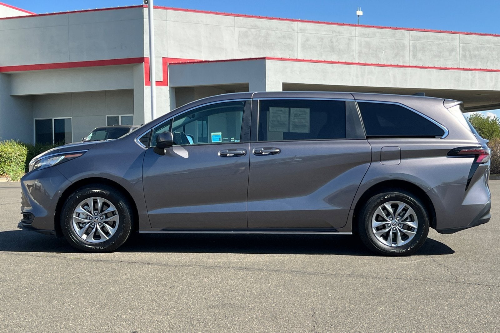 2023 Toyota Sienna LE