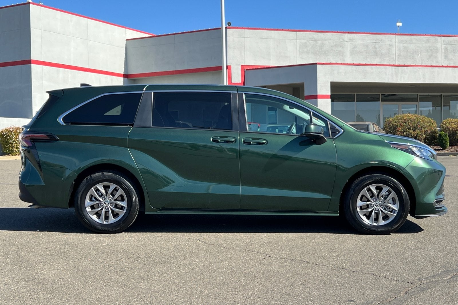 2024 Toyota Sienna LE