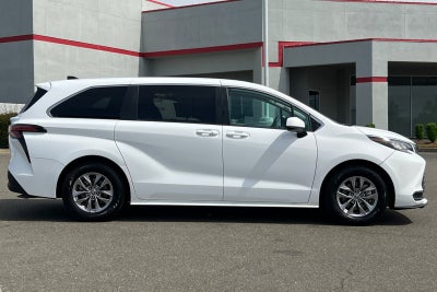 2022 Toyota Sienna LE
