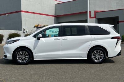 2022 Toyota Sienna LE