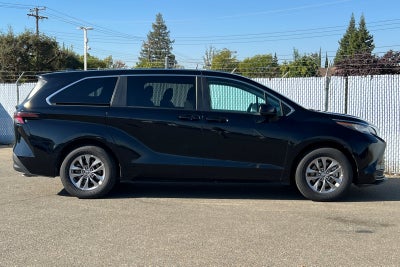 2023 Toyota Sienna LE