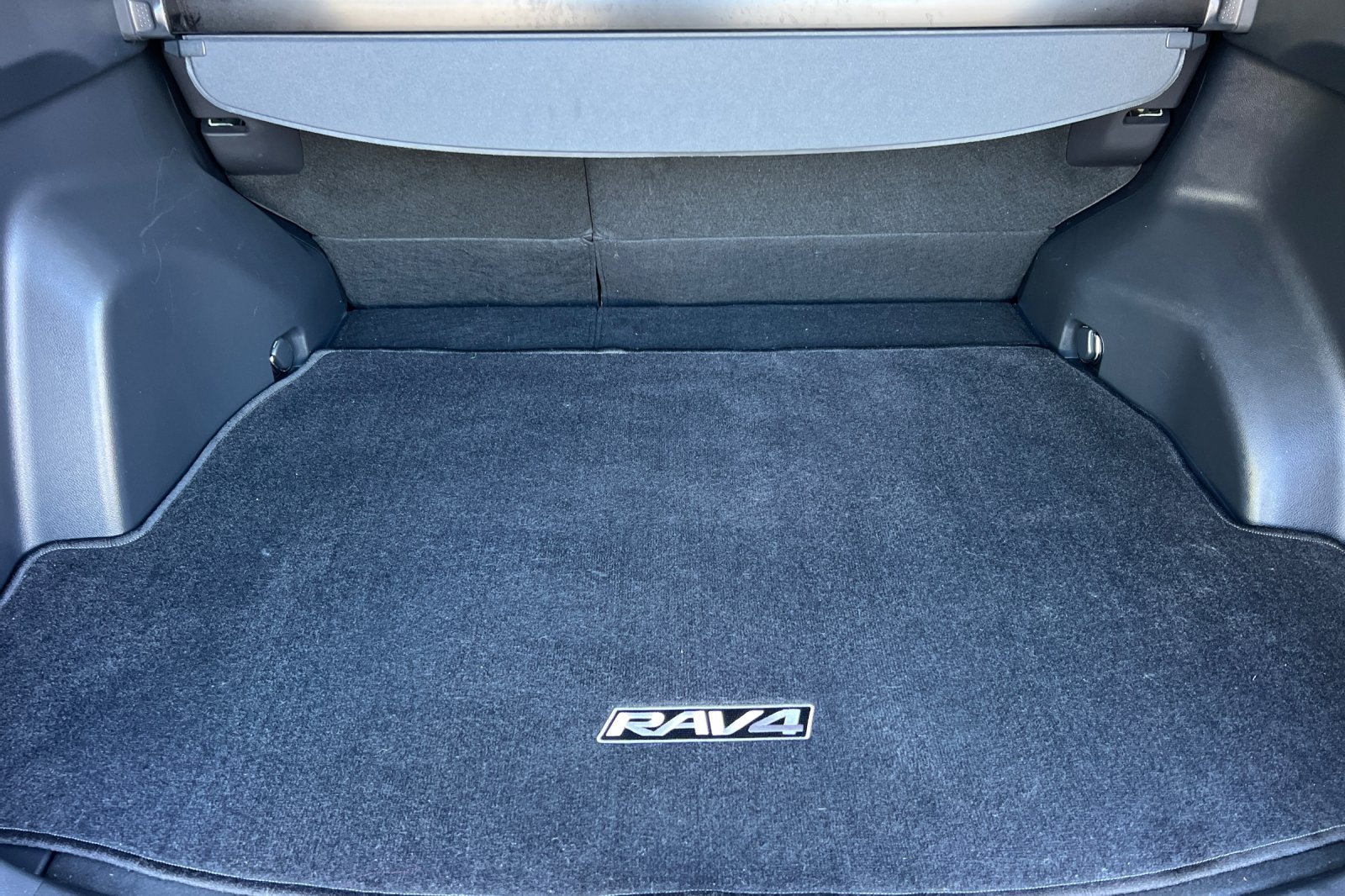 2020 Toyota RAV4 Hybrid LE
