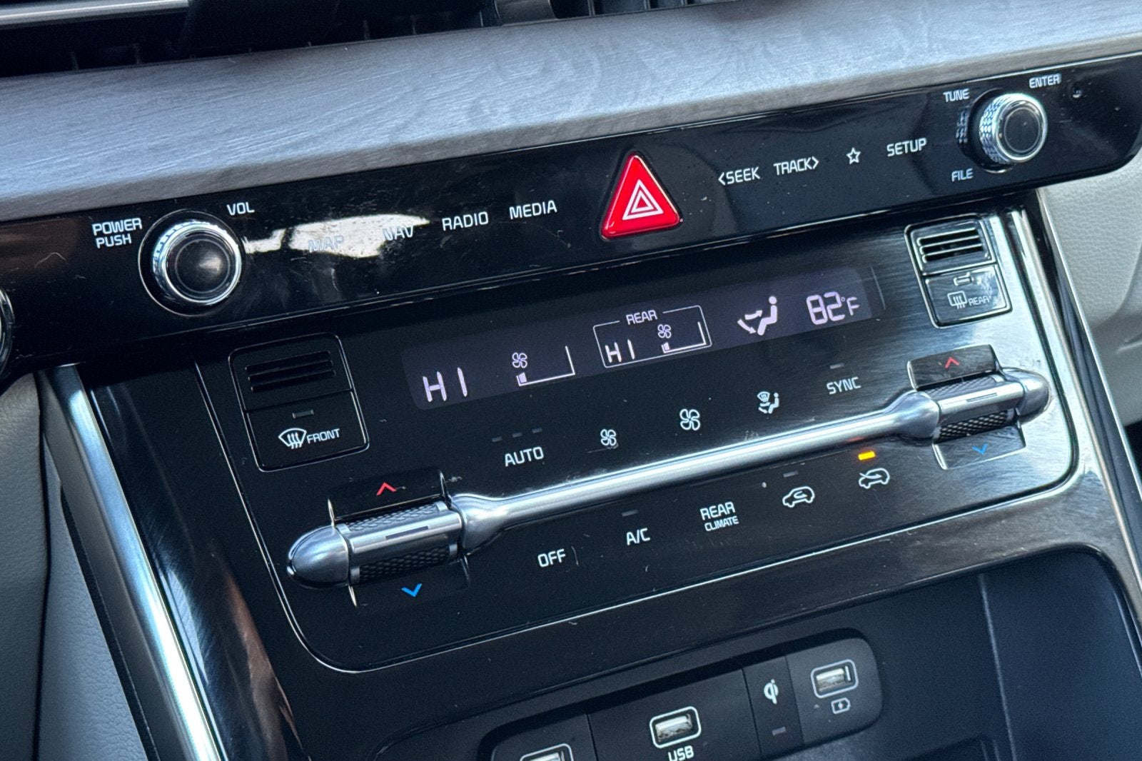 2024 Kia Carnival EX