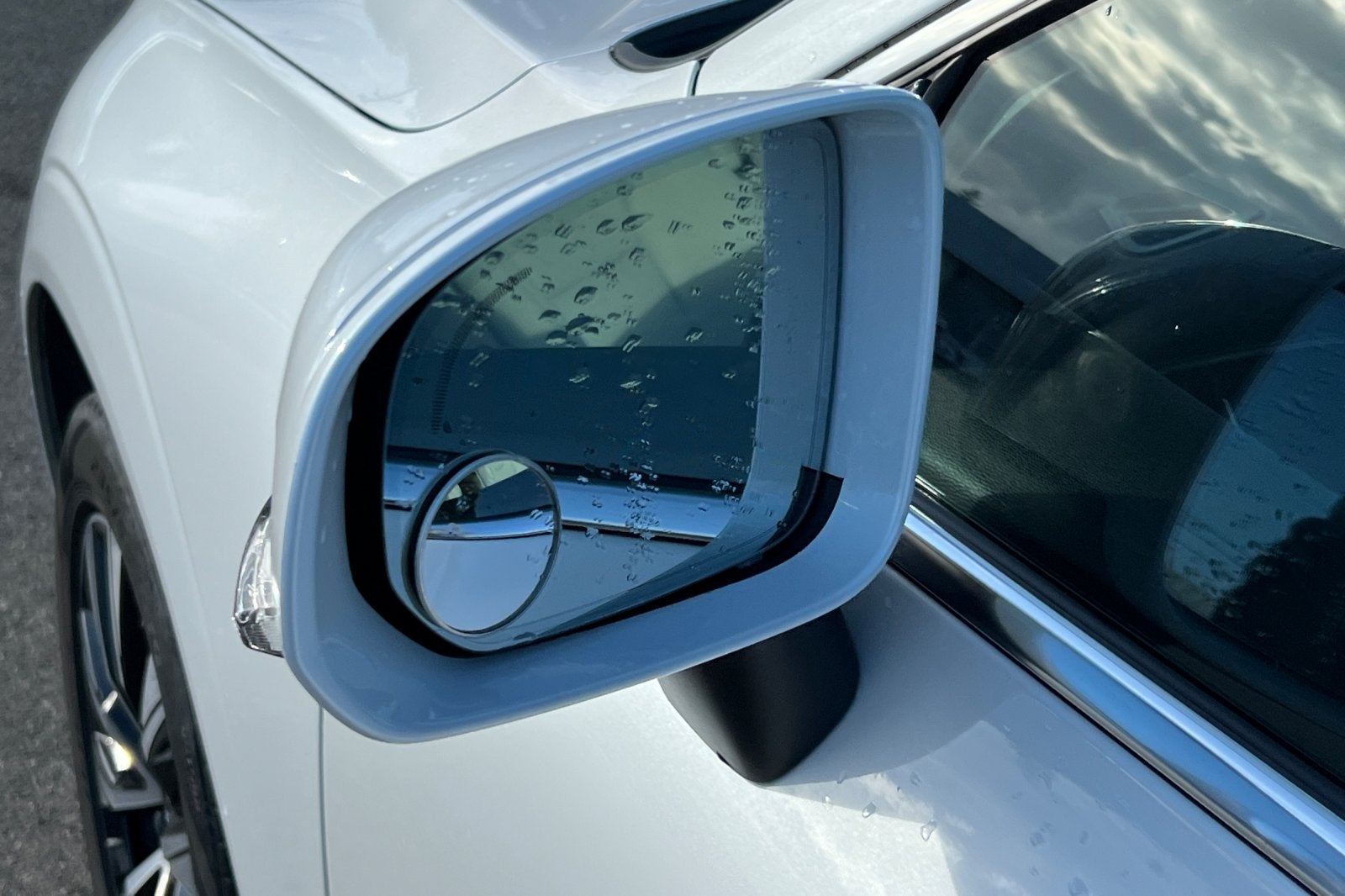 2023 Volvo XC60 Plus Bright Theme