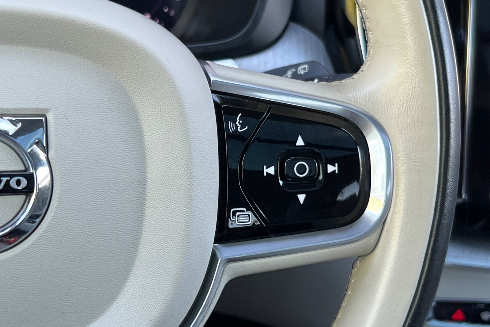 2023 Volvo XC60 Plus Bright Theme